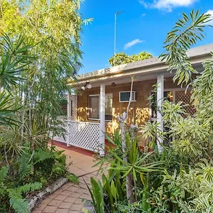  Guest house Relaxed Urangan Living At The Poolside Australia